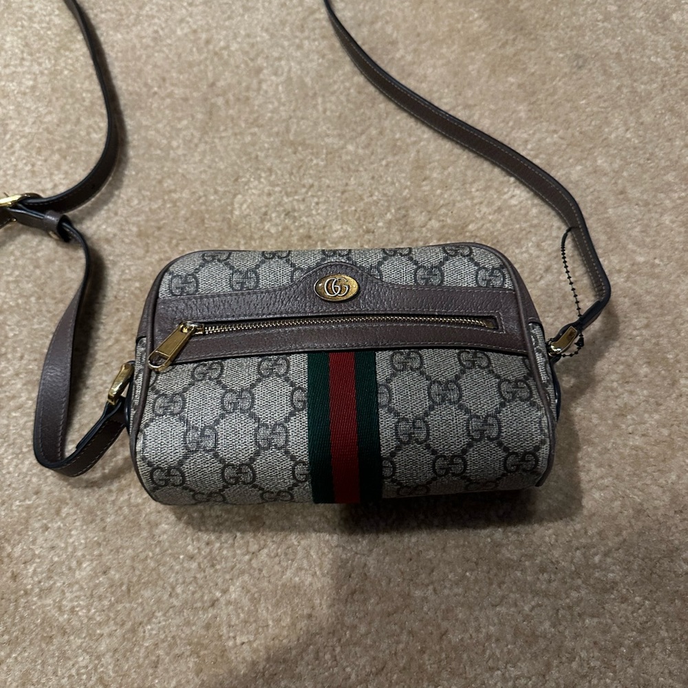 Small Gucci shoulder bag.
